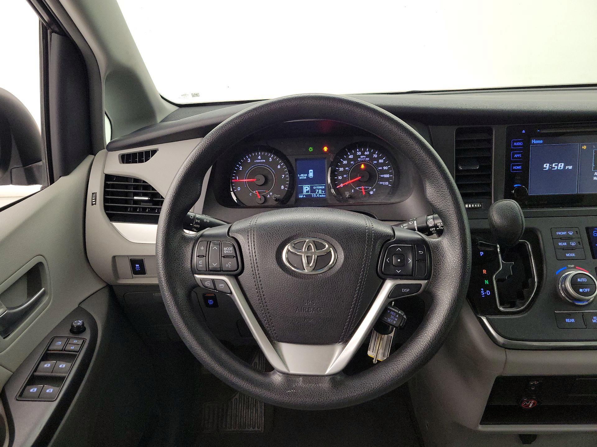 Thumbnail: 2016 Toyota Sienna - 10