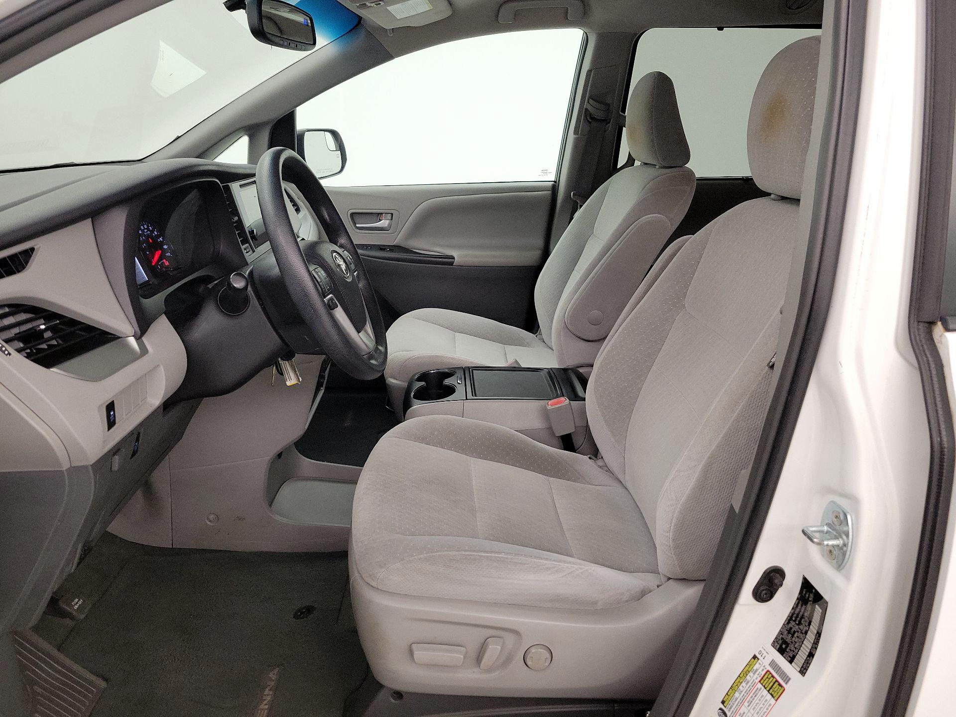 Thumbnail: 2016 Toyota Sienna - 11