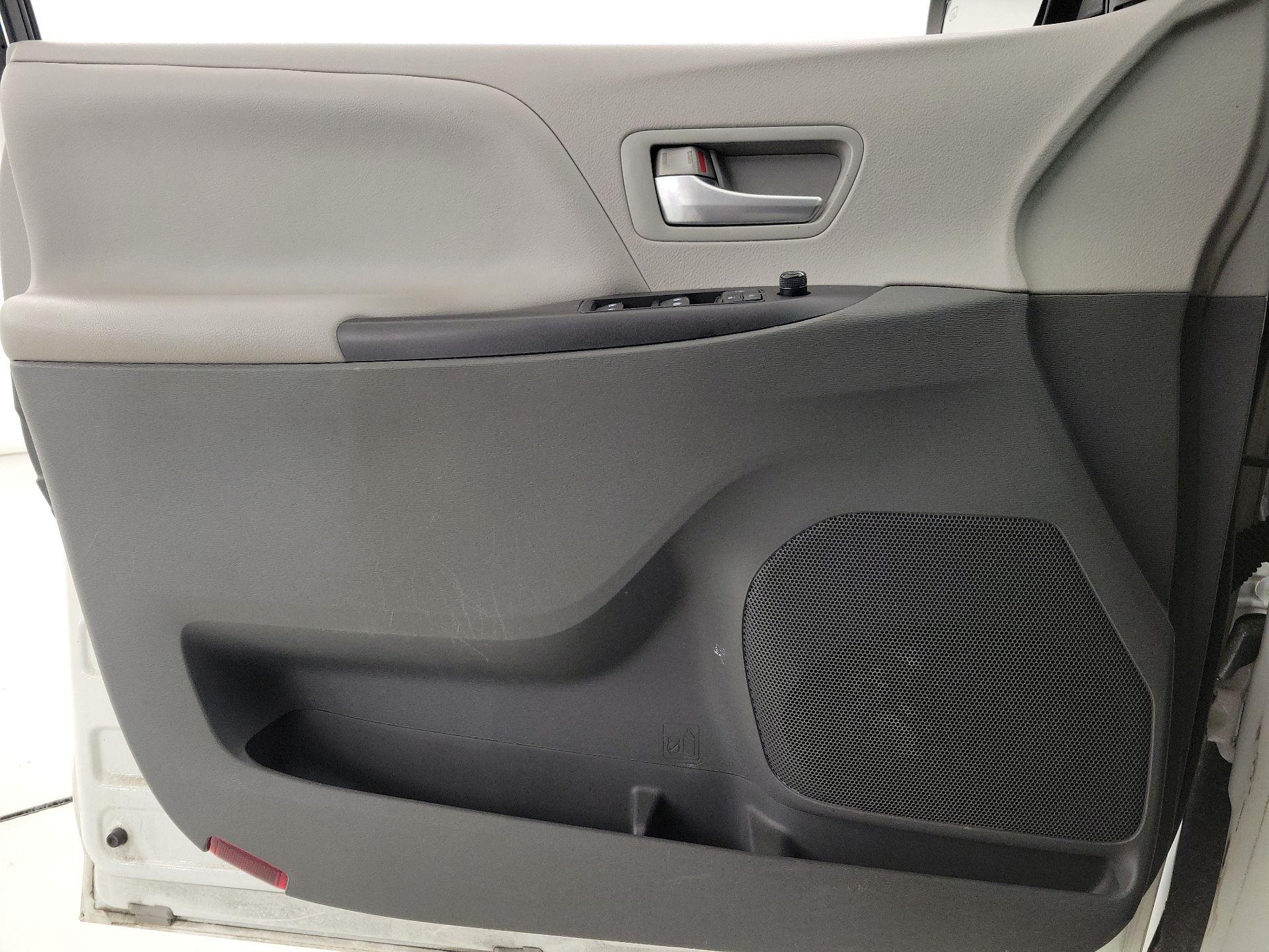 Thumbnail: 2016 Toyota Sienna - 12