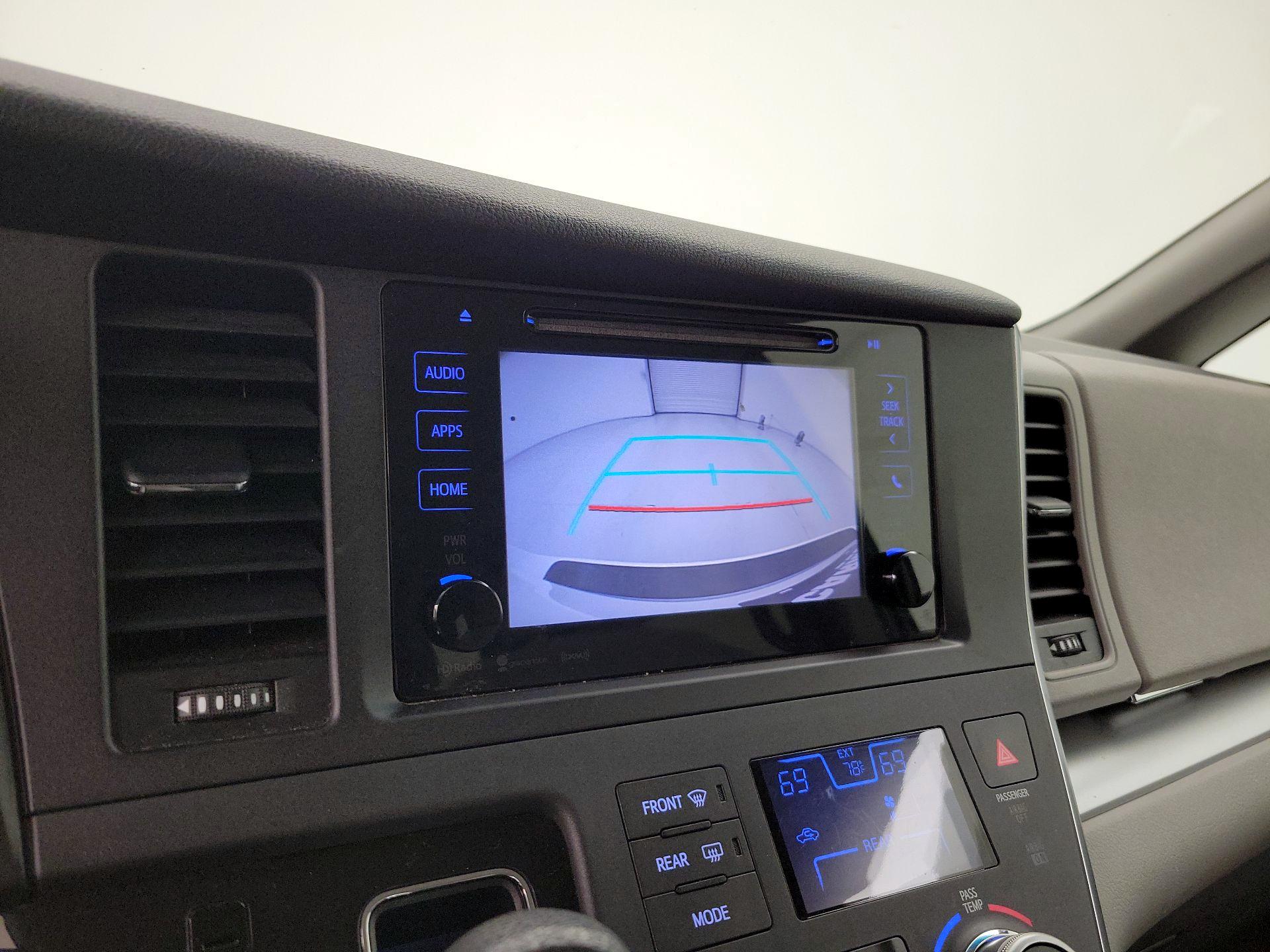 Thumbnail: 2016 Toyota Sienna - 14