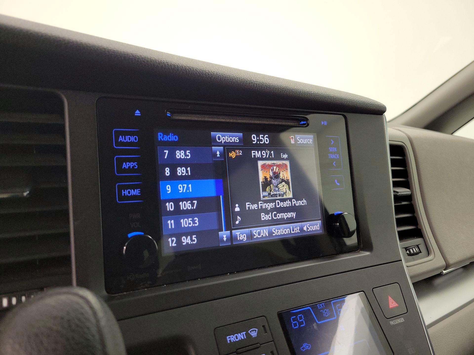 Thumbnail: 2016 Toyota Sienna - 15