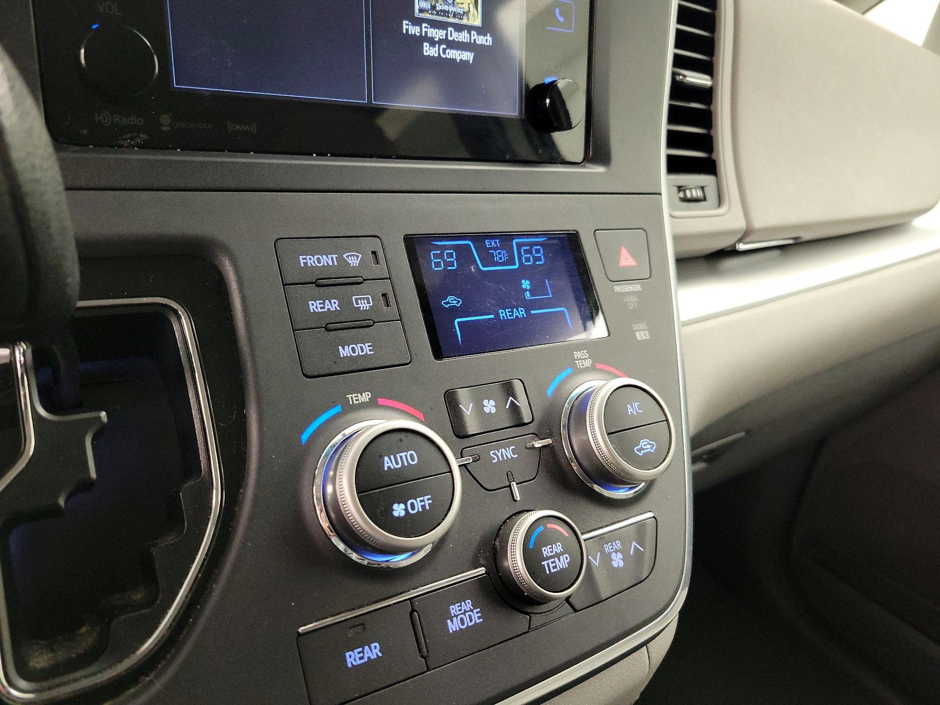 Thumbnail: 2016 Toyota Sienna - 16