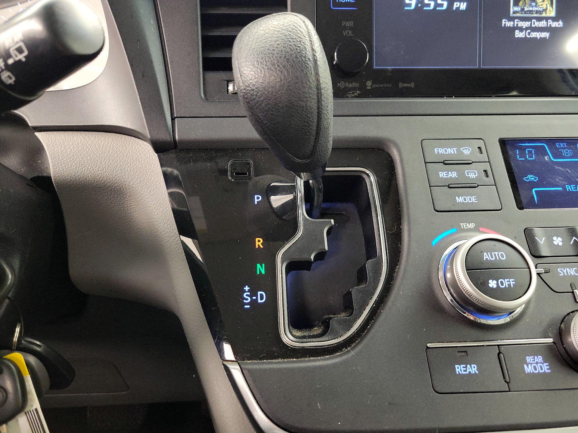 Thumbnail: 2016 Toyota Sienna - 17