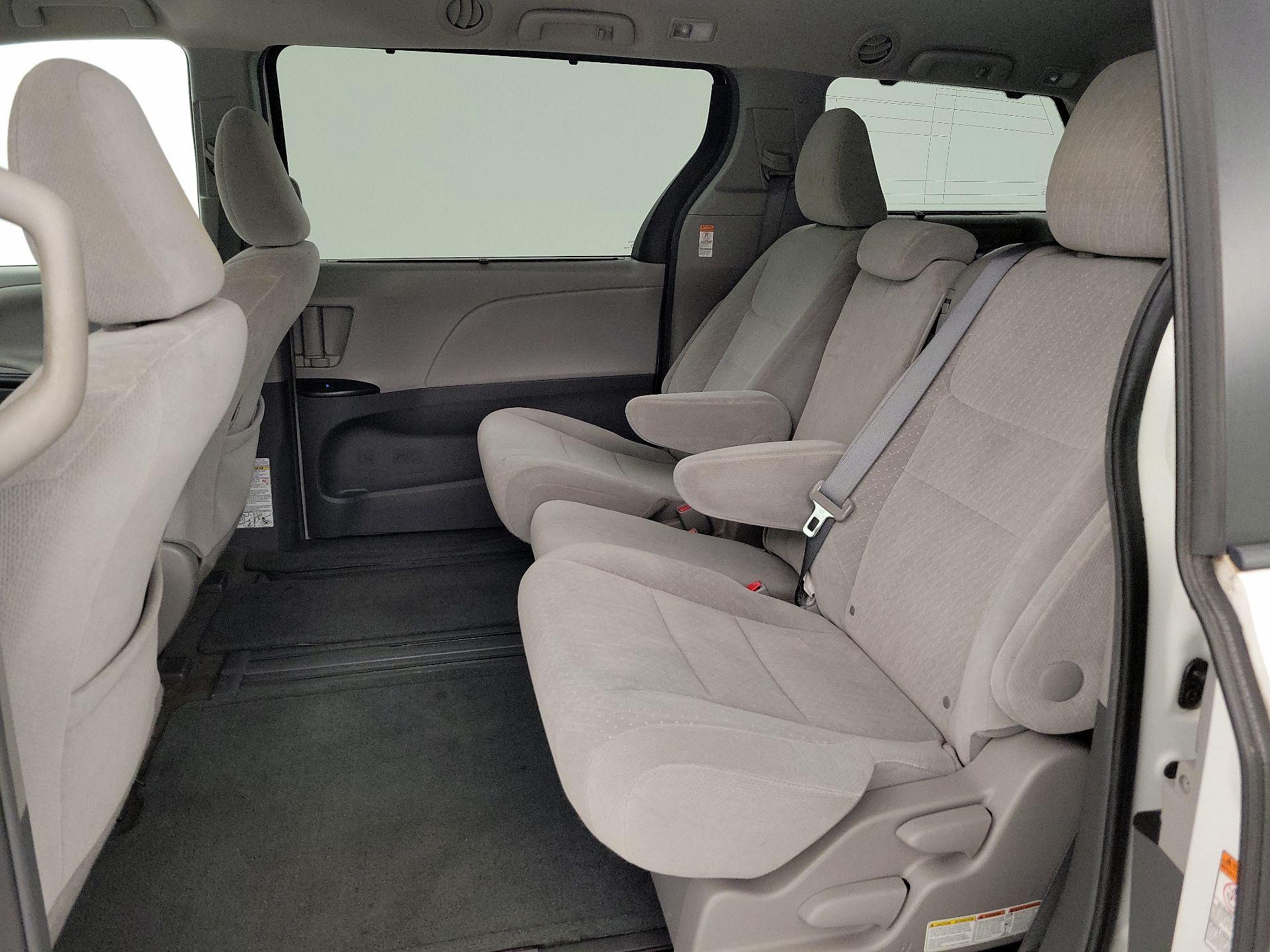 Thumbnail: 2016 Toyota Sienna - 18