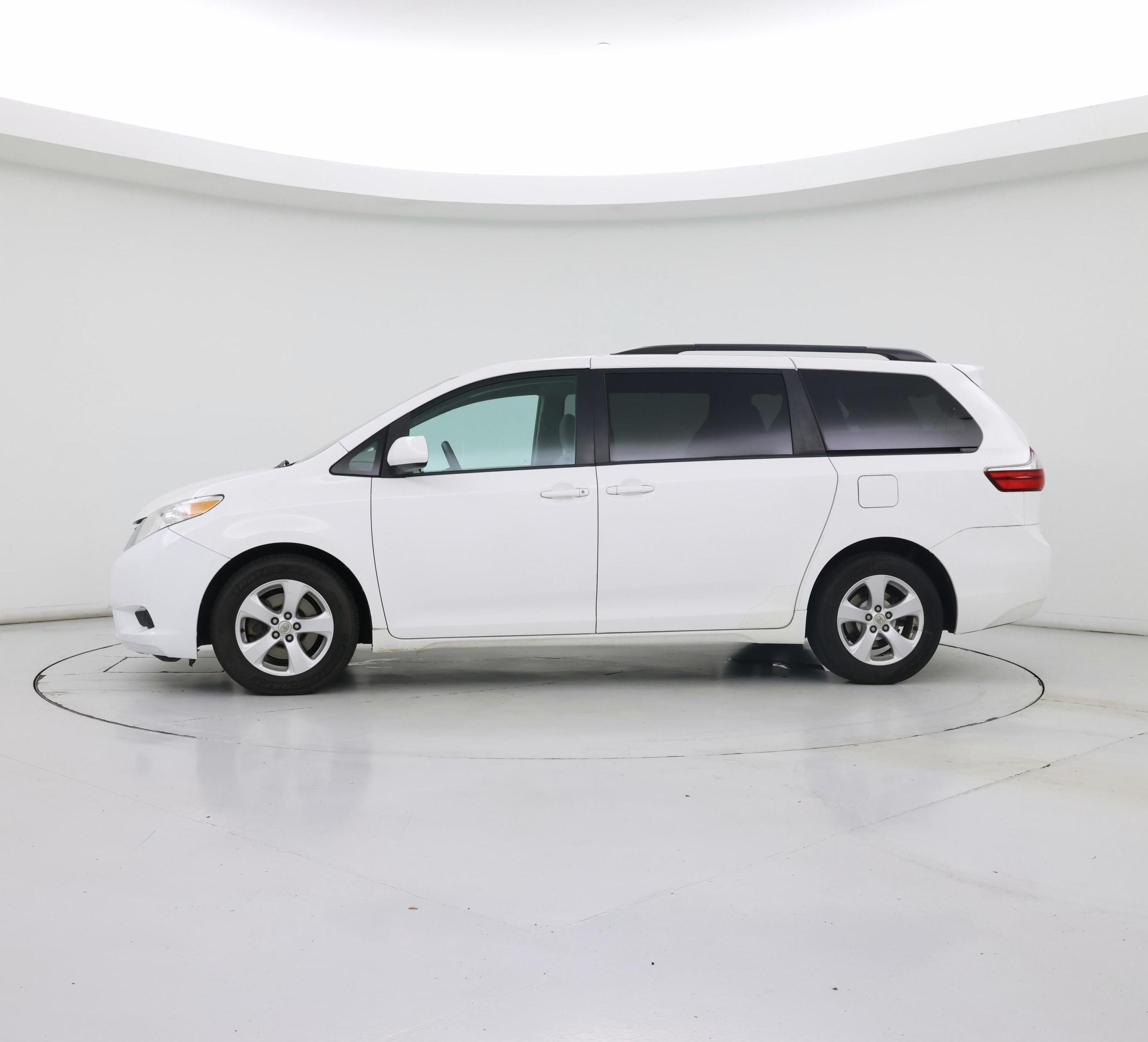 Thumbnail: 2016 Toyota Sienna - 3