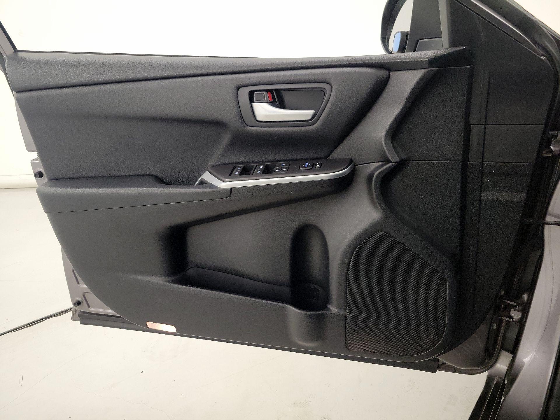 Thumbnail: 2016 Toyota Camry - 12