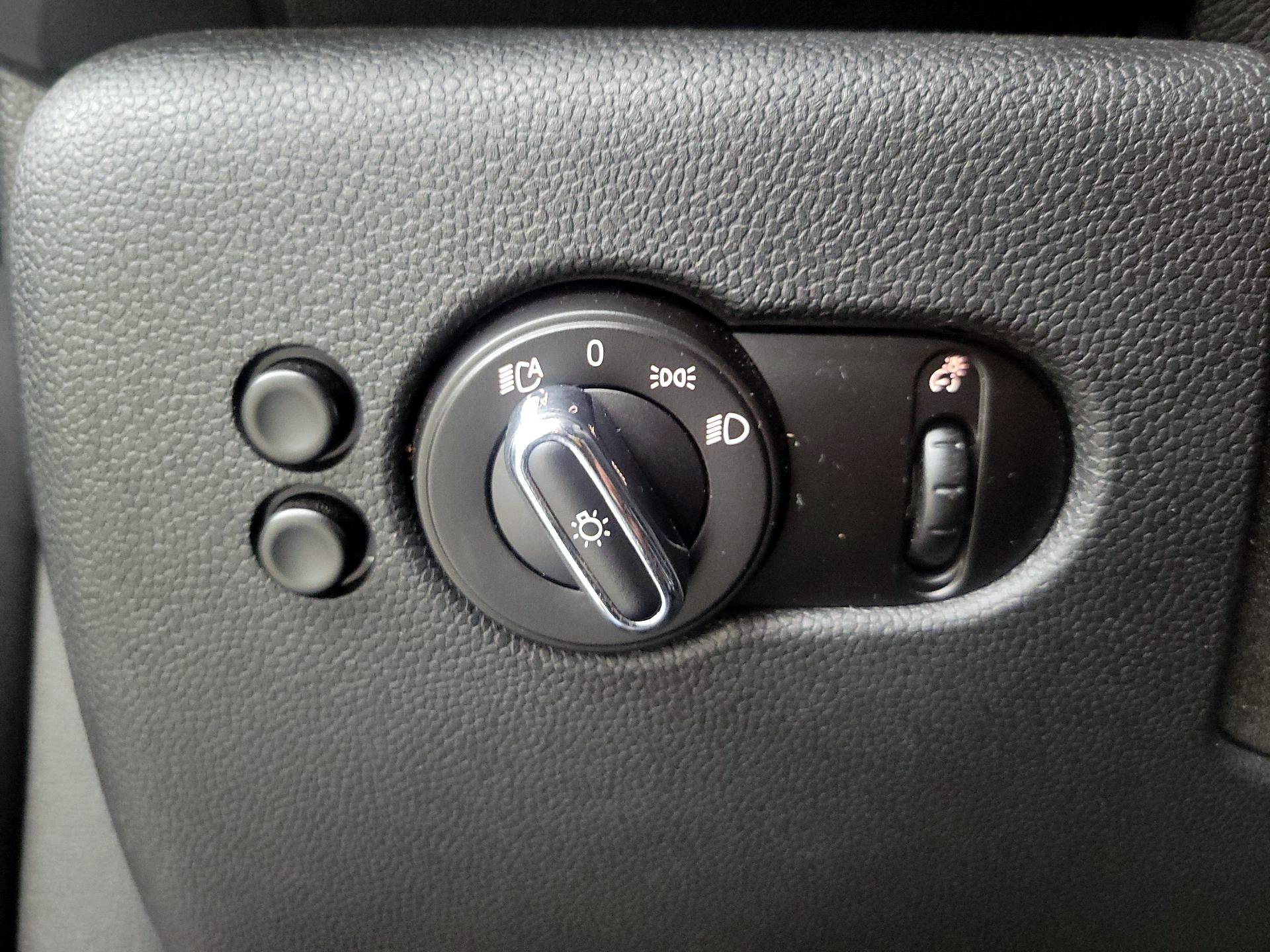 Thumbnail: 2015 MINI Cooper Hardtop - 13