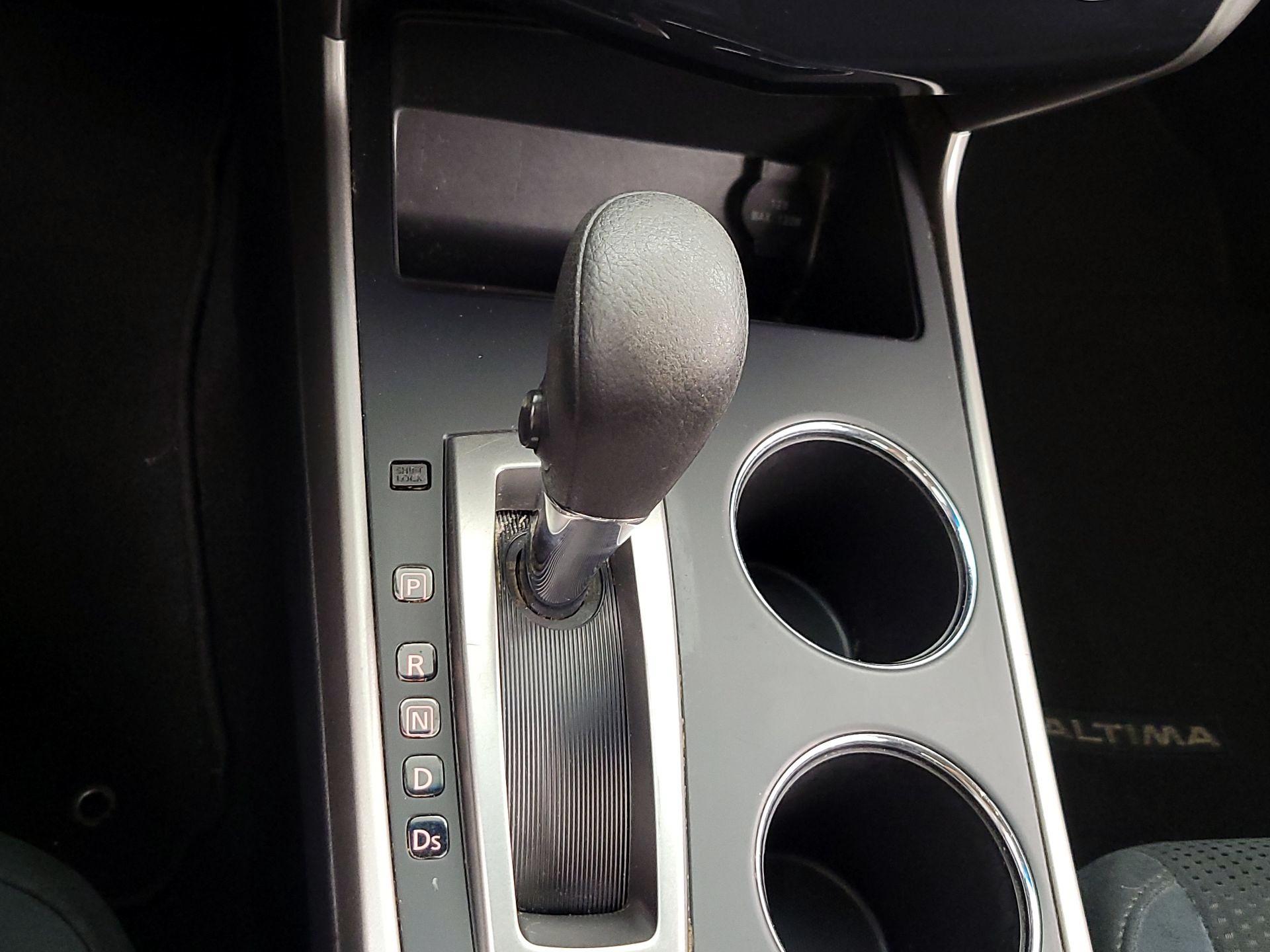 Thumbnail: 2015 Nissan Altima - 16