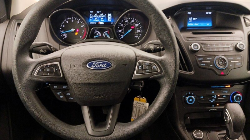2017 Ford Focus SE 10