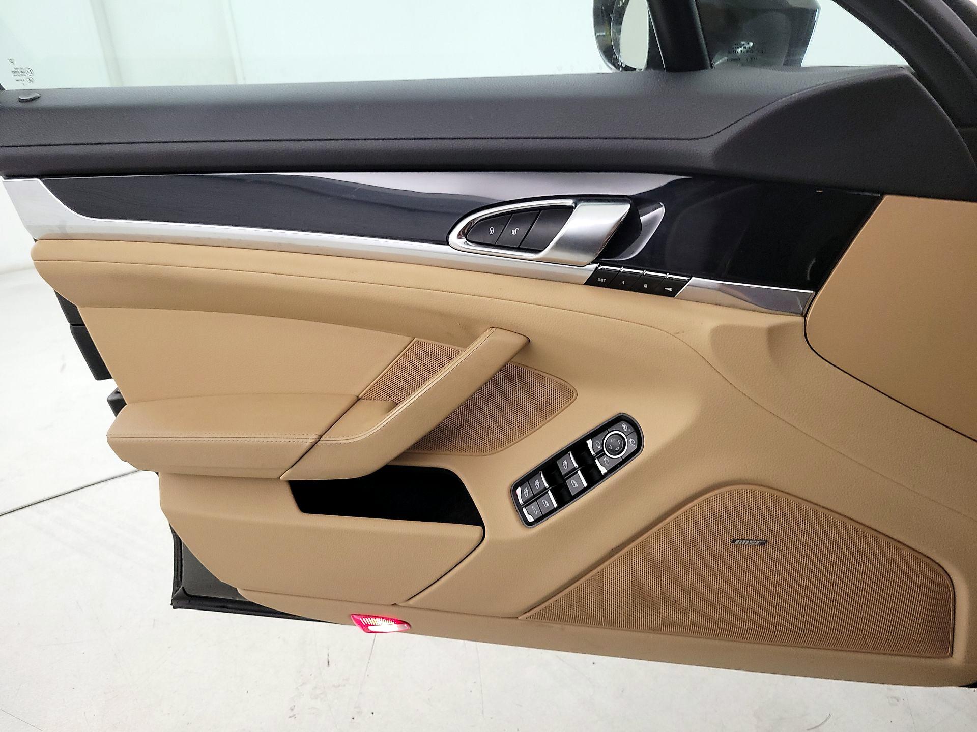 Thumbnail: 2016 Porsche Panamera - 12