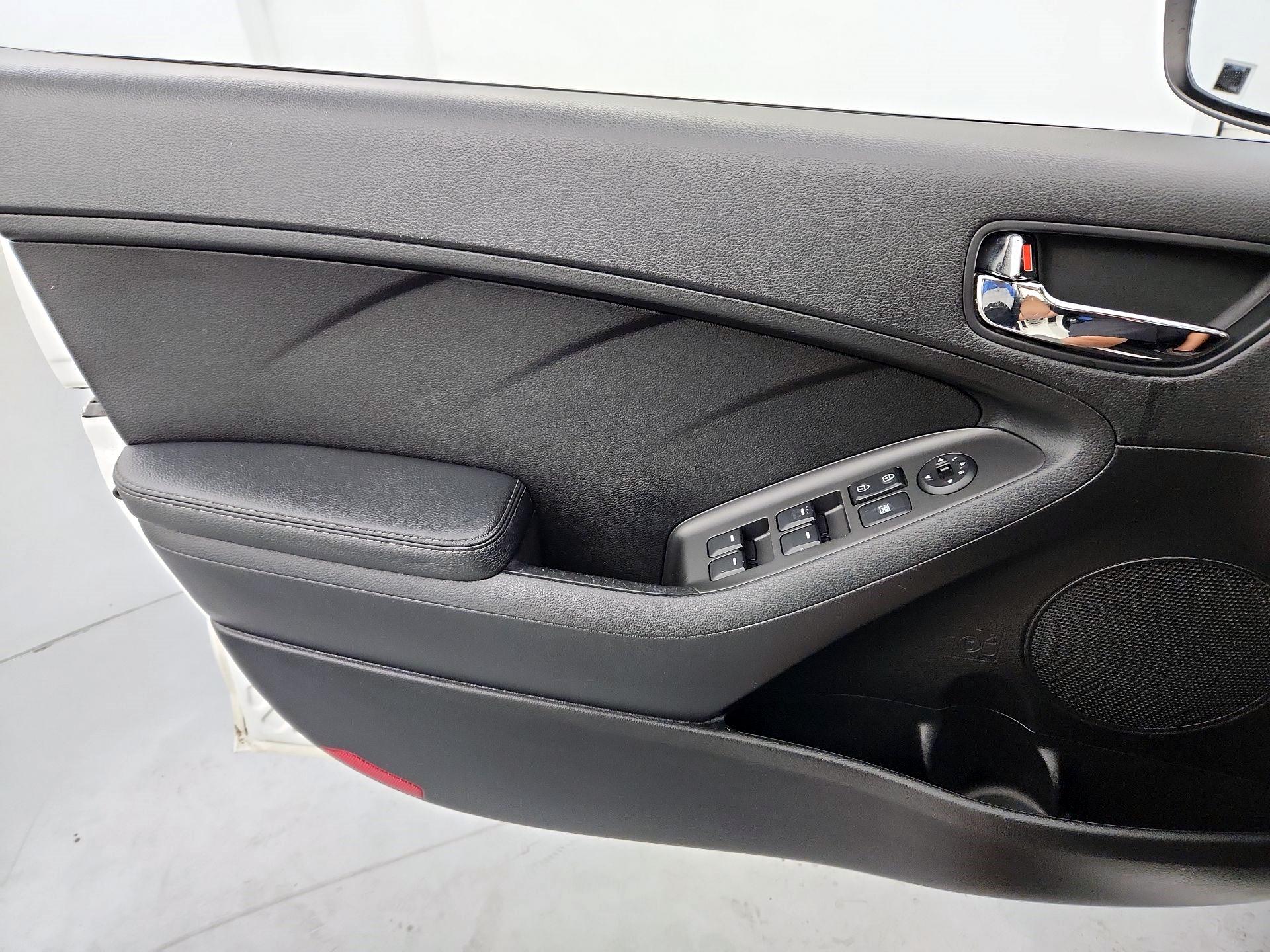 Thumbnail: 2016 Kia Forte - 12
