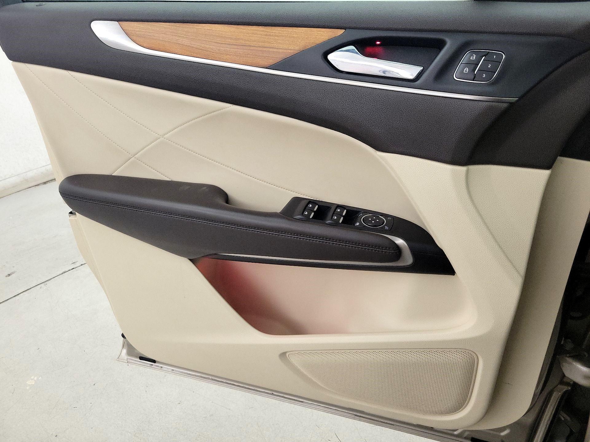 Thumbnail: 2015 Lincoln MKC - 12
