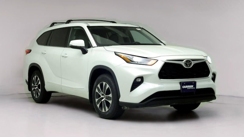 2022 Toyota Highlander XLE Hero Image