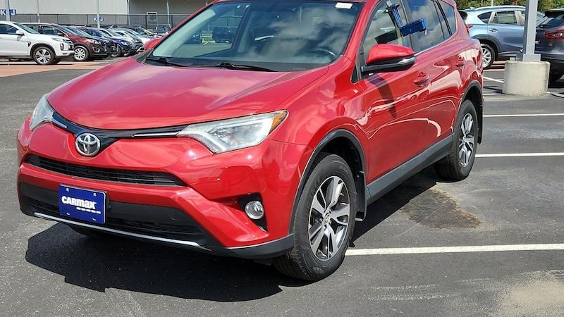 2016 Toyota RAV4 XLE 3