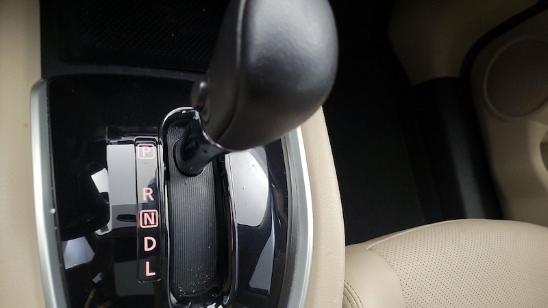 2016 Nissan Rogue SL 18