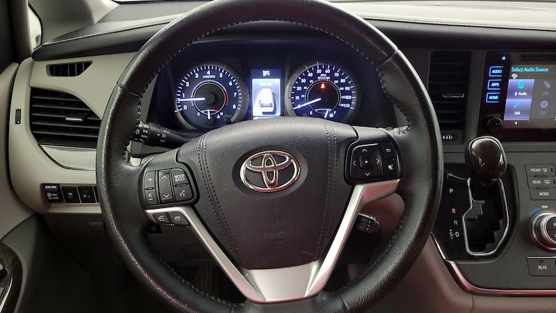 2015 Toyota Sienna XLE 10