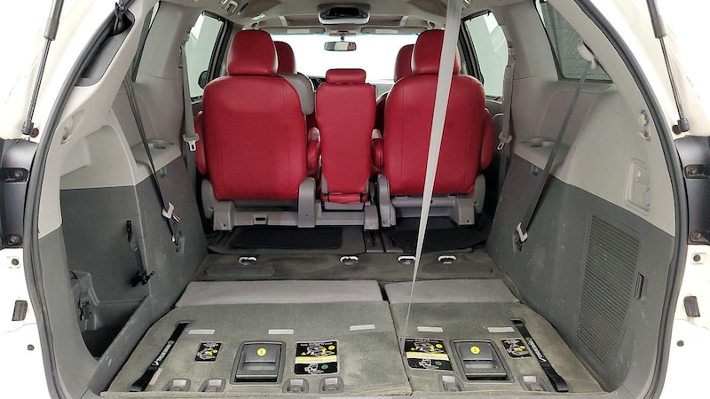 2015 Toyota Sienna XLE 23