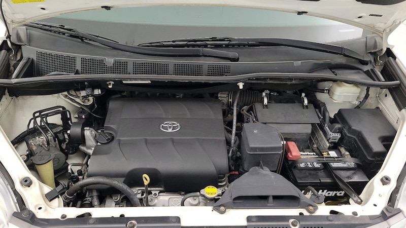 2015 Toyota Sienna XLE 24