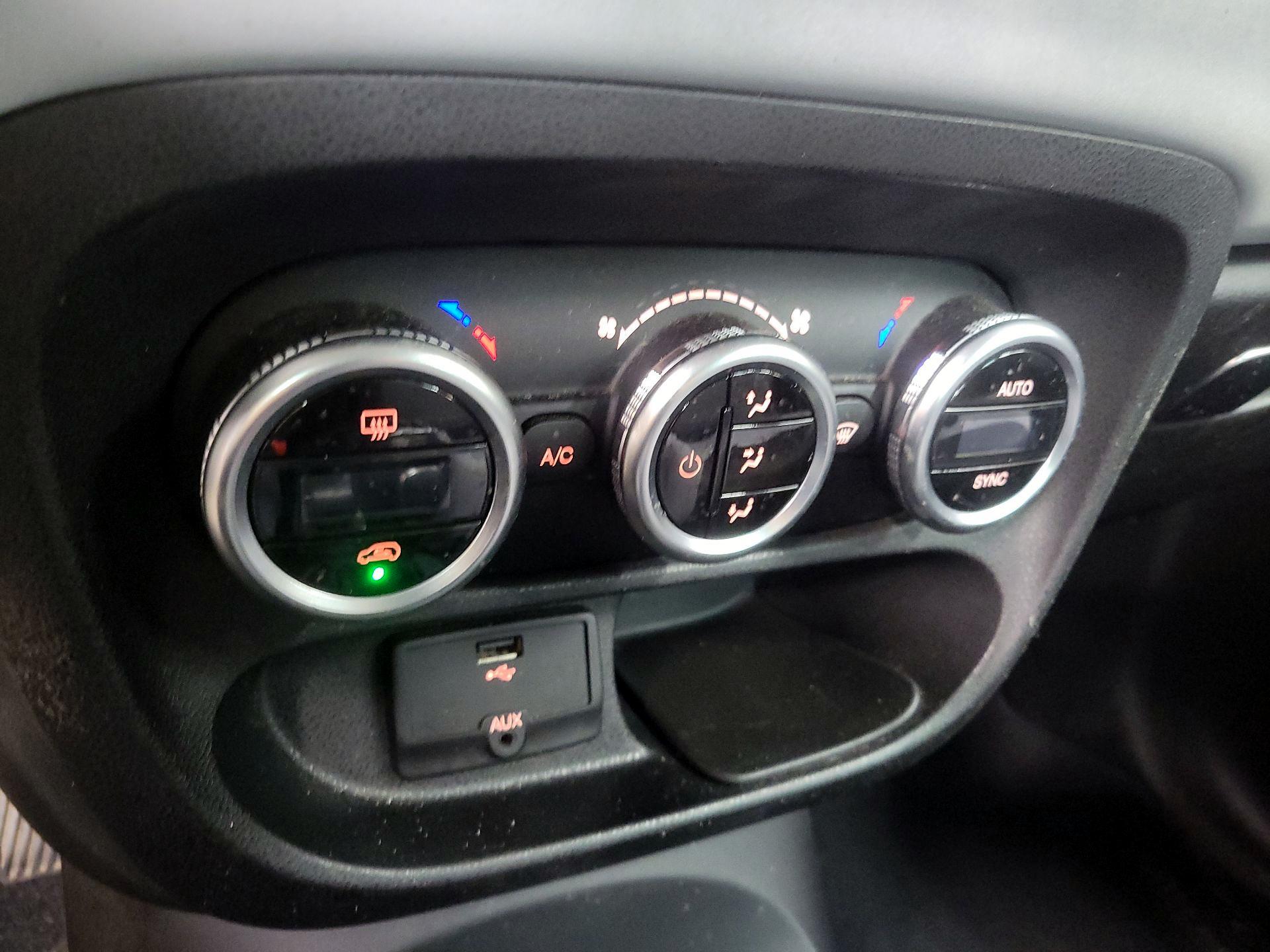 Thumbnail: 2014 Fiat 500L - 14