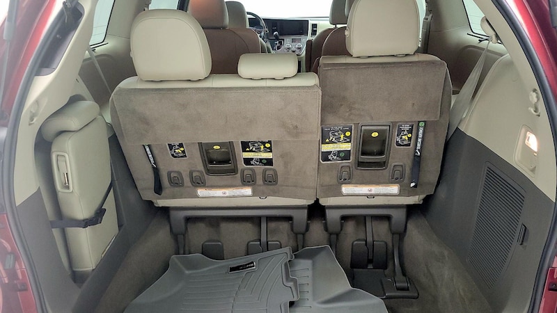 2015 Toyota Sienna XLE 22