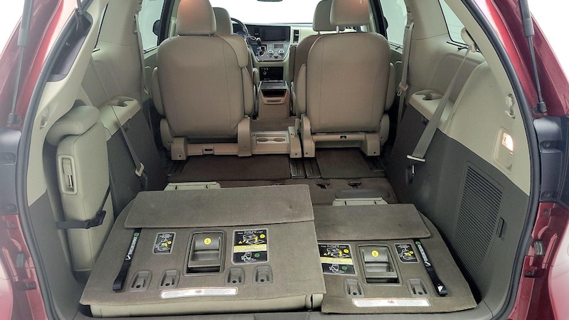 2015 Toyota Sienna XLE 23