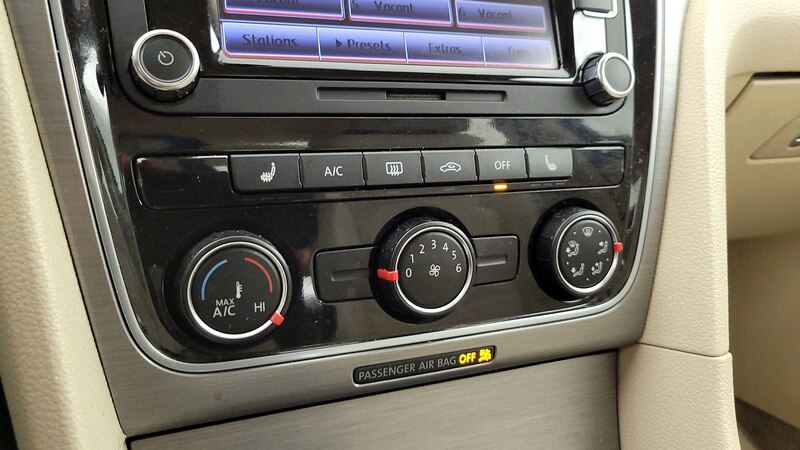 2014 Volkswagen Passat SE 16