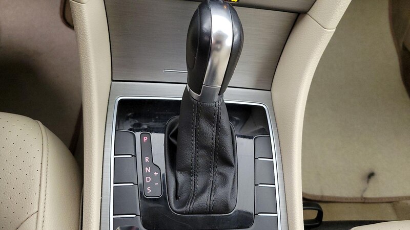 2014 Volkswagen Passat SE 17