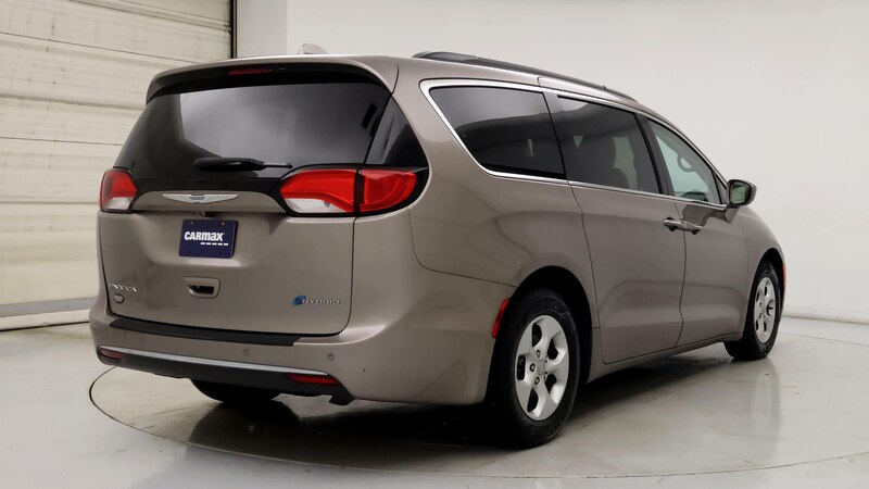 2017 Chrysler Pacifica Premium 8