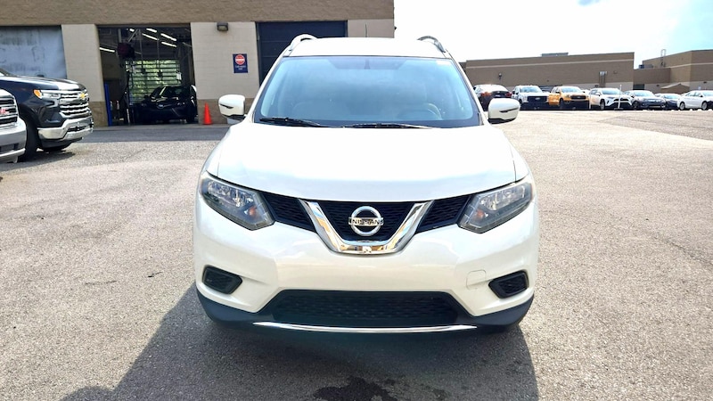 2016 Nissan Rogue SV Hero Image