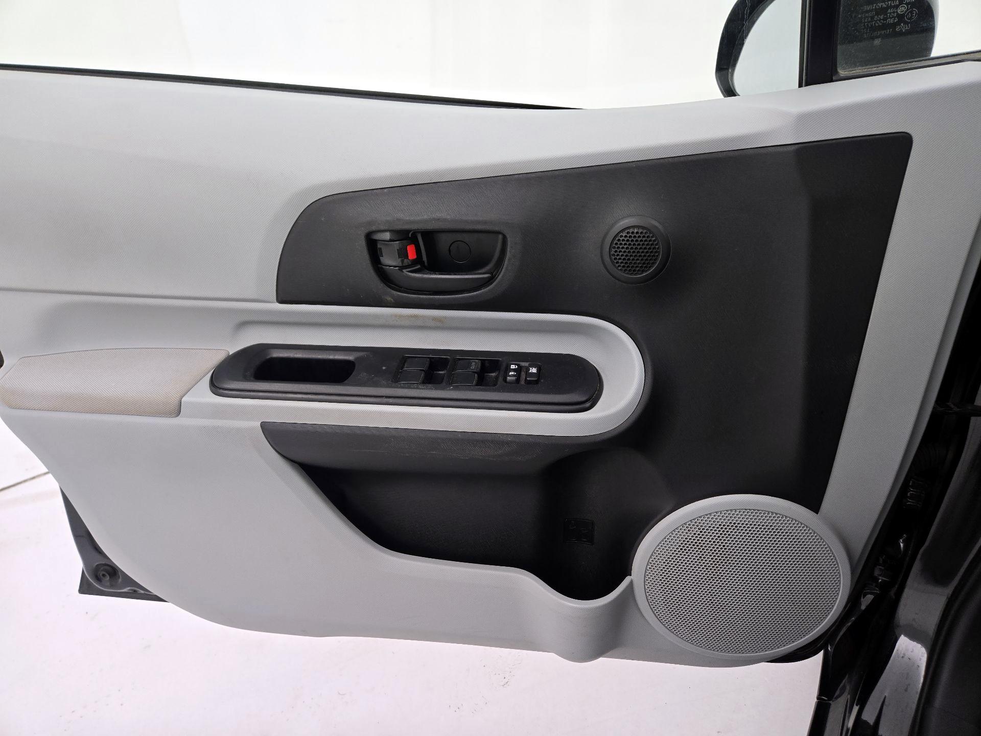 Thumbnail: 2014 Toyota Prius c - 12