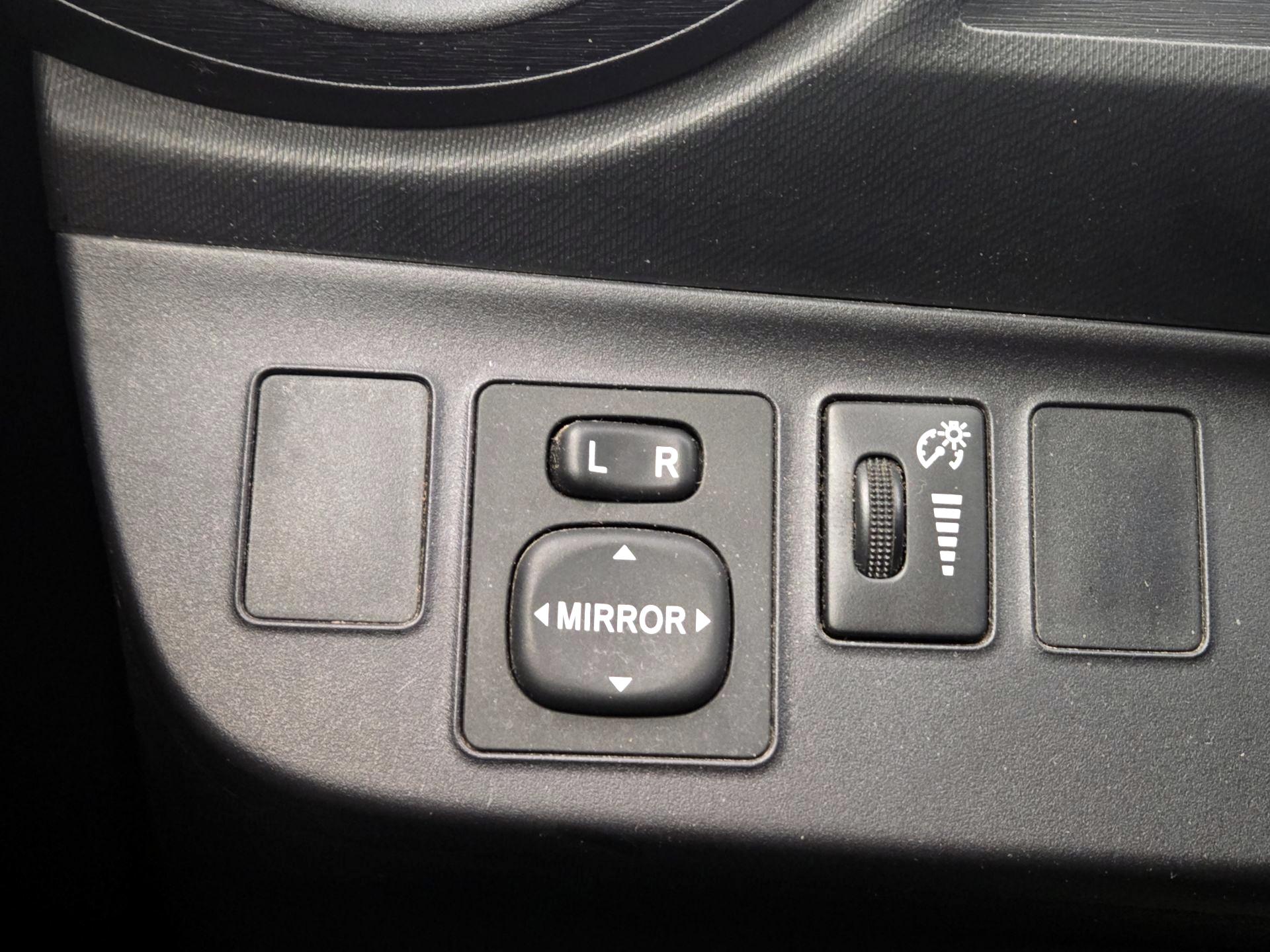 Thumbnail: 2014 Toyota Prius c - 13