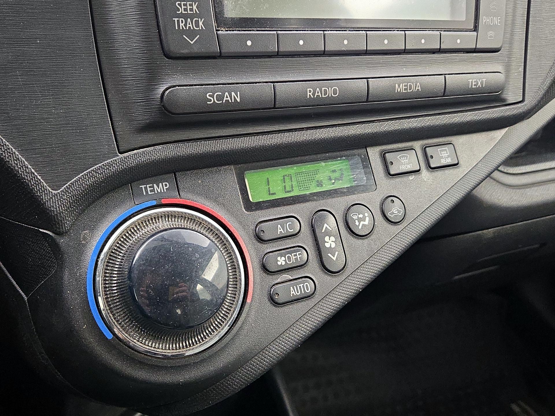 Thumbnail: 2014 Toyota Prius c - 15