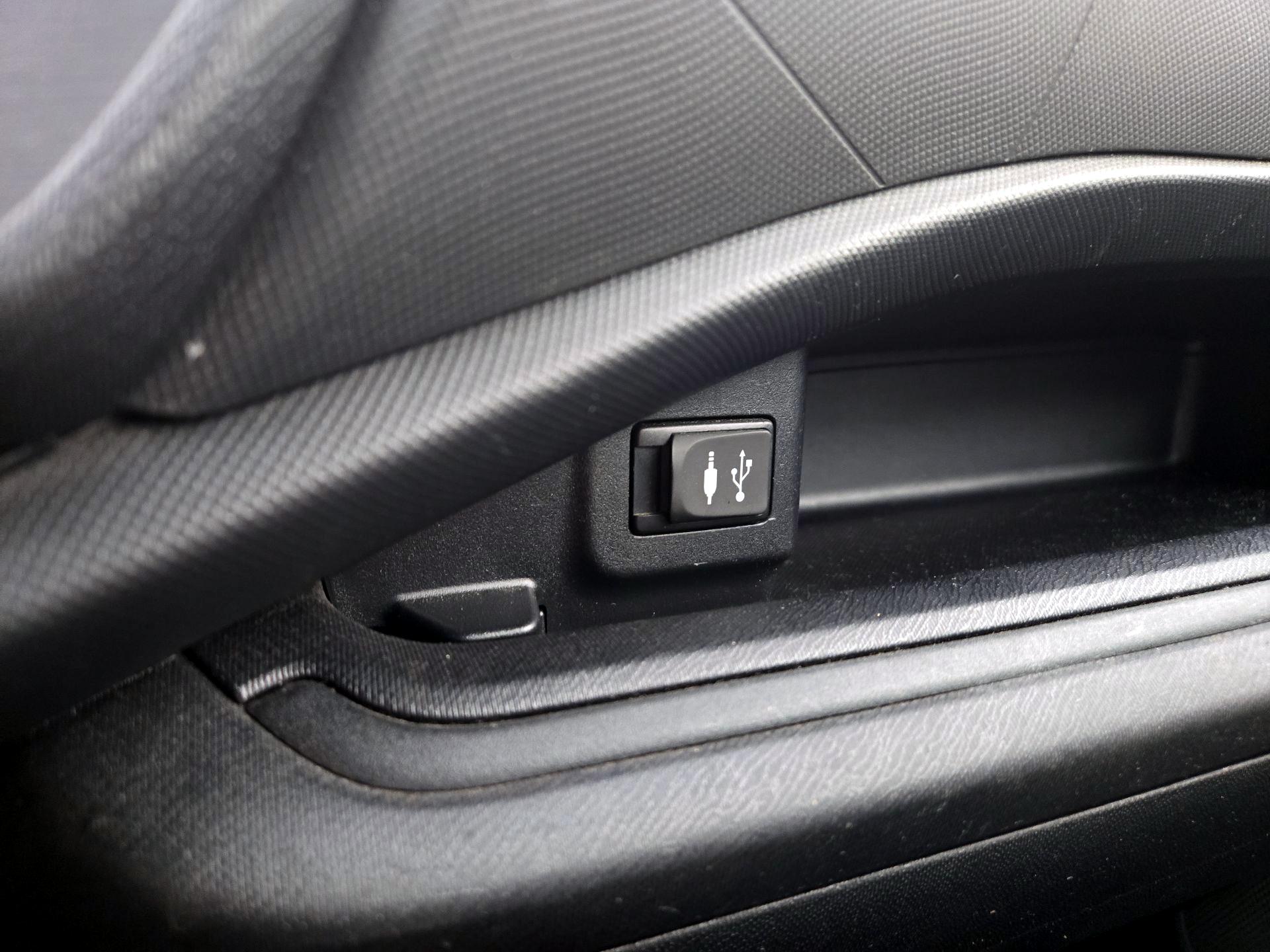 Thumbnail: 2014 Toyota Prius c - 17