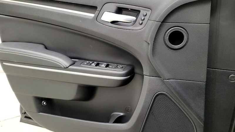 2022 Chrysler 300 S 12