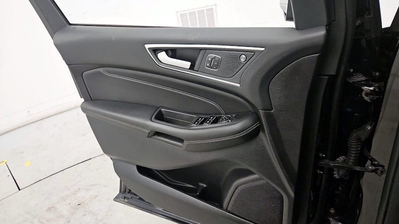 2020 Ford Edge Titanium 12
