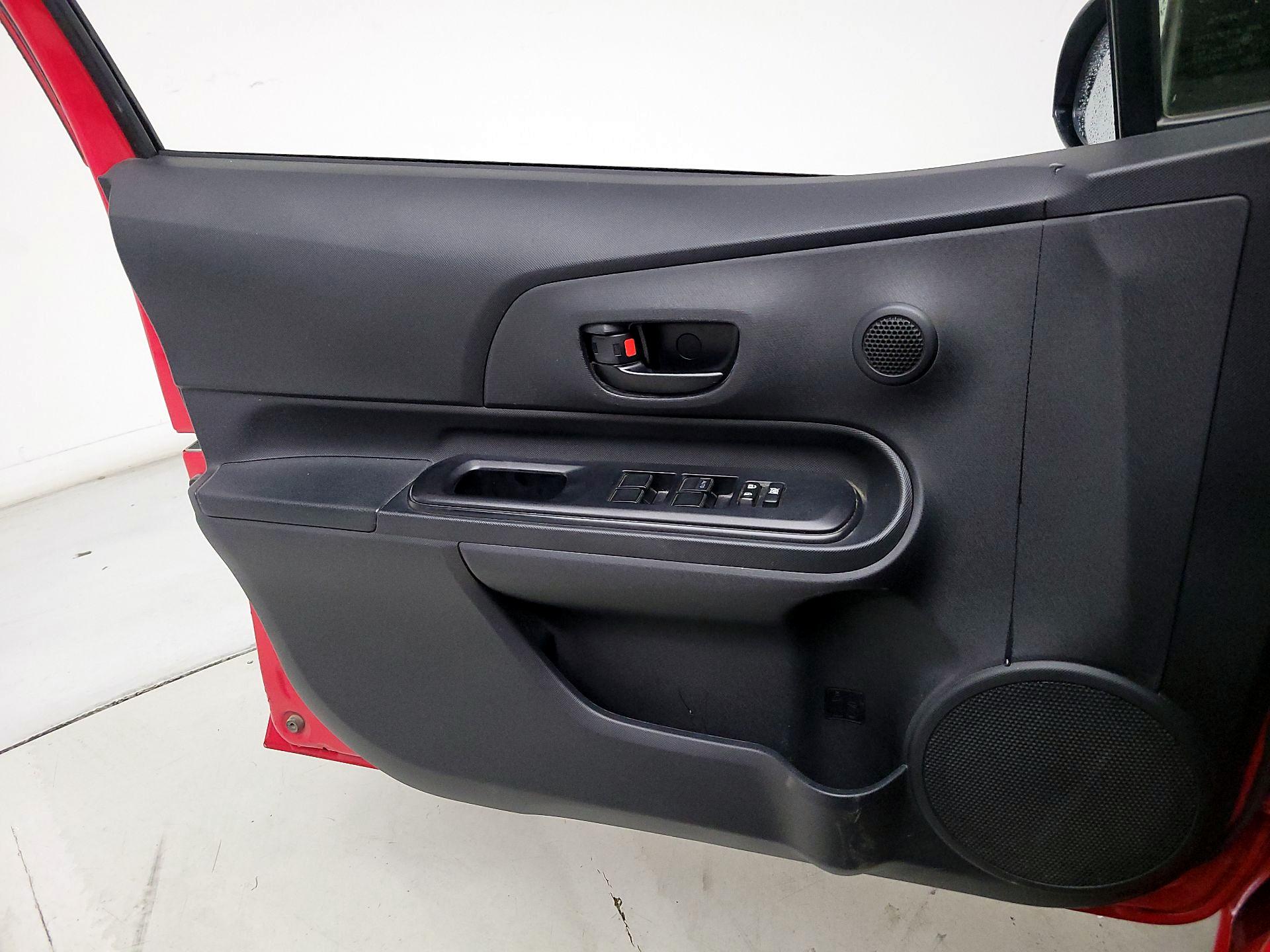 Thumbnail: 2015 Toyota Prius c - 12