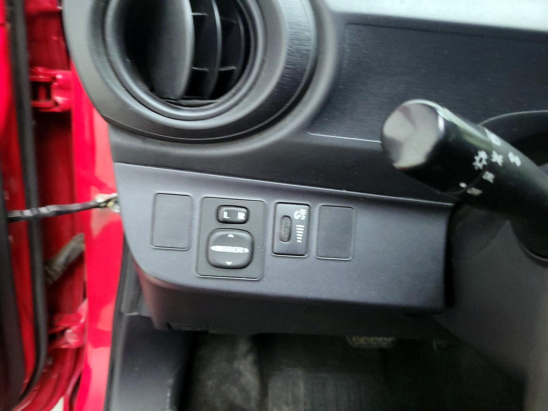 Thumbnail: 2015 Toyota Prius c - 13