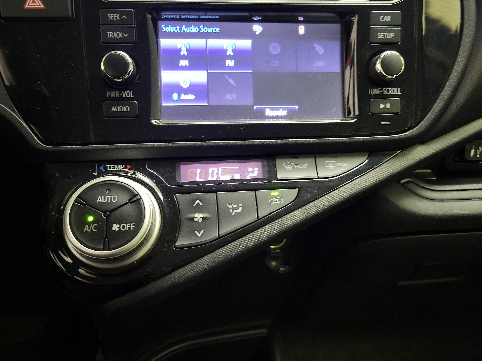 Thumbnail: 2015 Toyota Prius c - 15