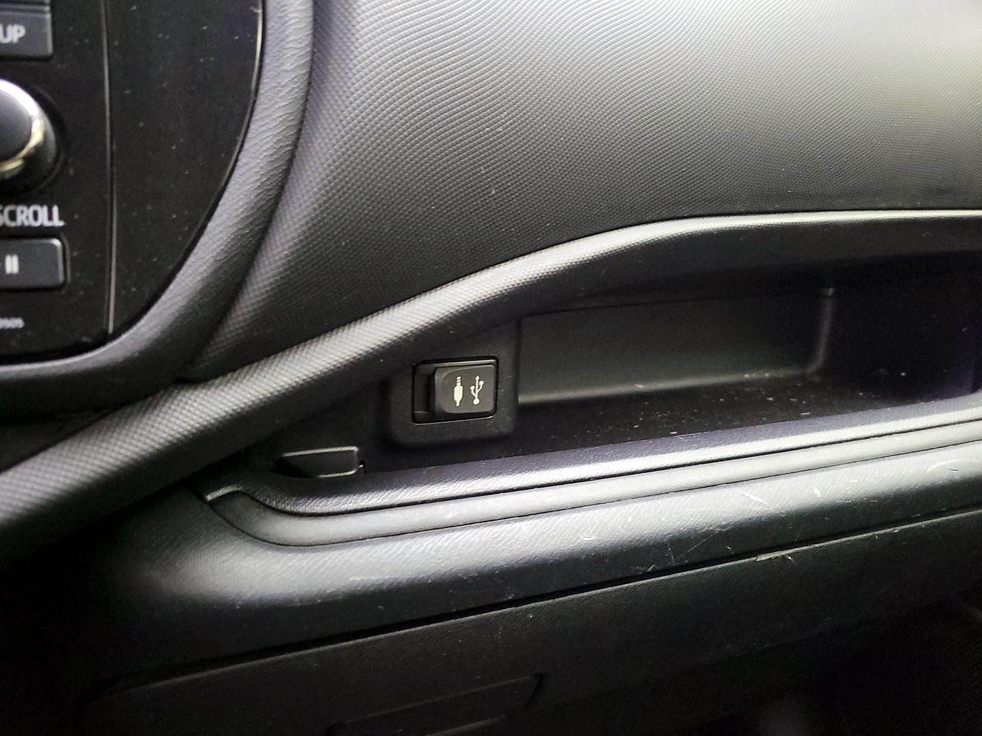 Thumbnail: 2015 Toyota Prius c - 17