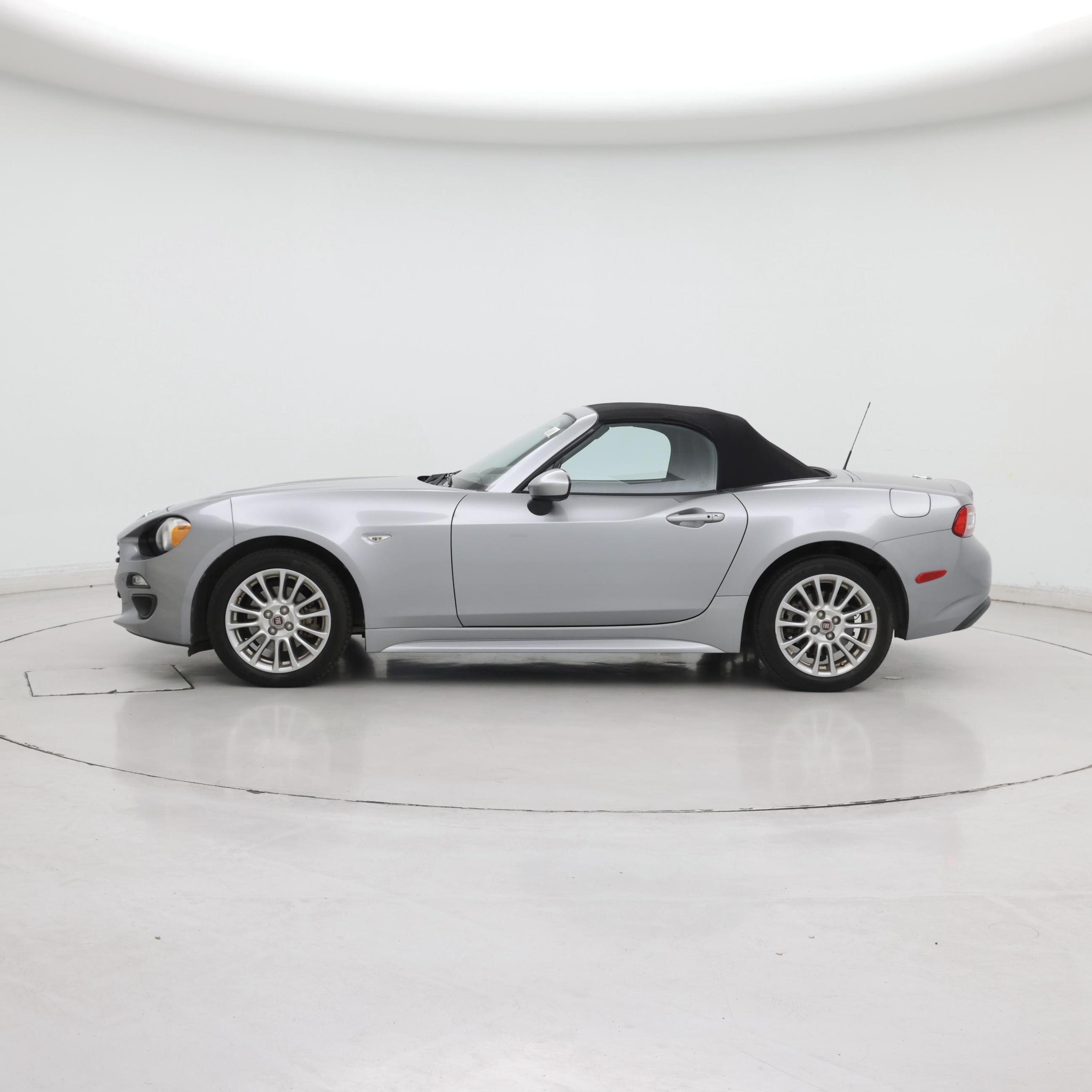 Thumbnail: 2017 Fiat 124 Spider - 3
