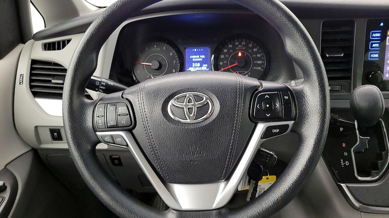 2017 Toyota Sienna LE 10