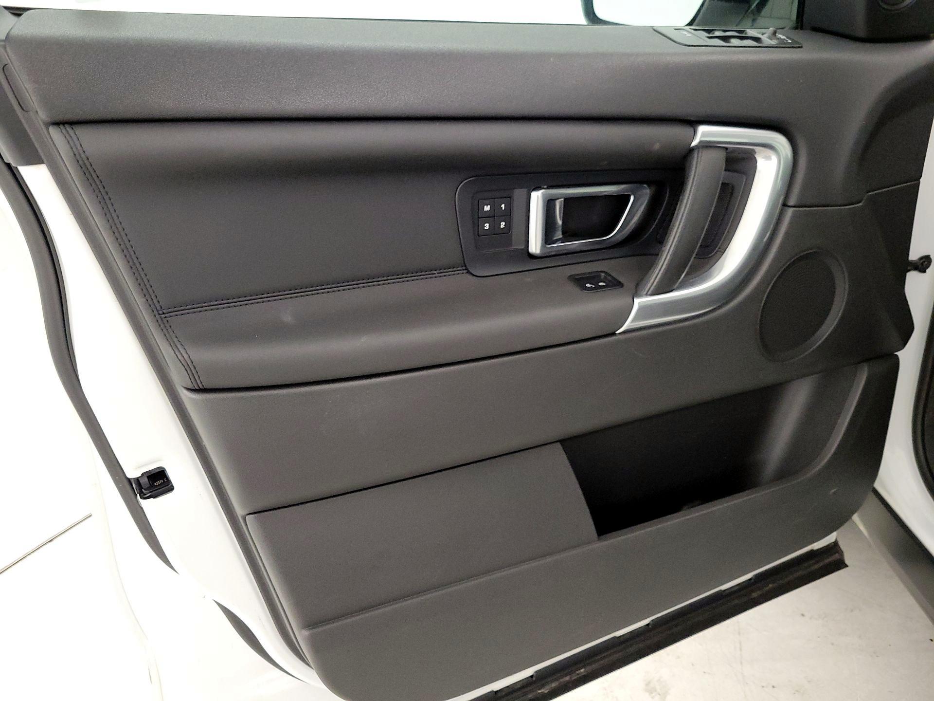 Thumbnail: 2017 Land Rover Discovery Sport - 12