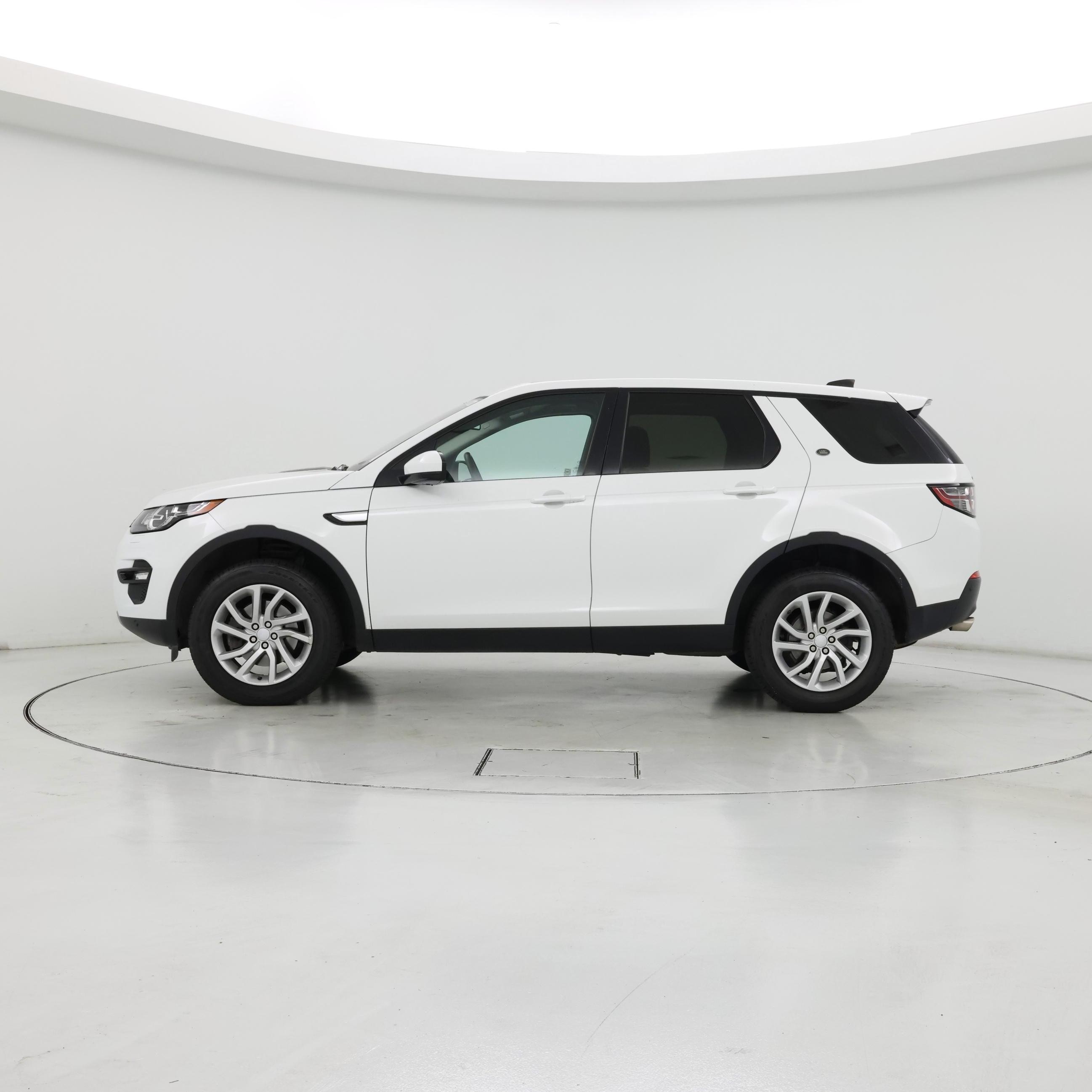 Thumbnail: 2017 Land Rover Discovery Sport - 3