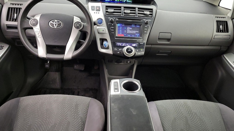 2013 Toyota Prius v Three 9