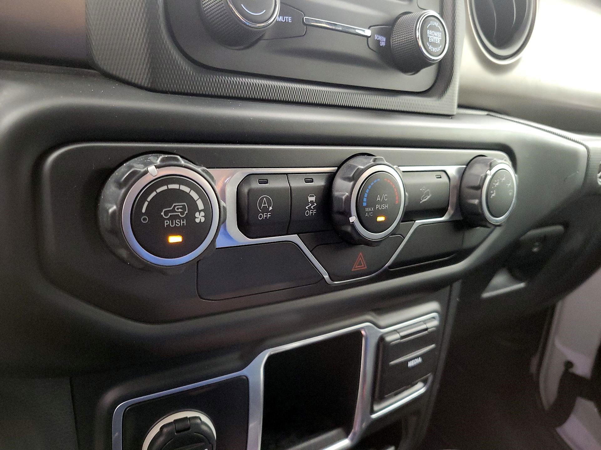 Thumbnail: 2018 Jeep Wrangler - 16