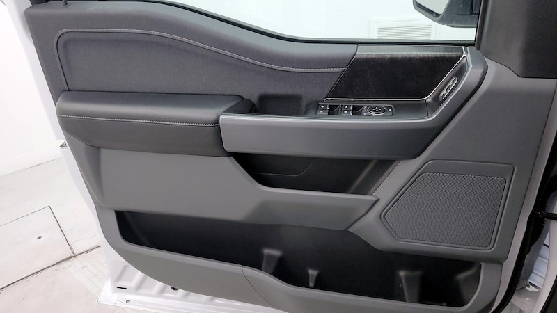 2023 Ford F-150 Lightning XLT 12