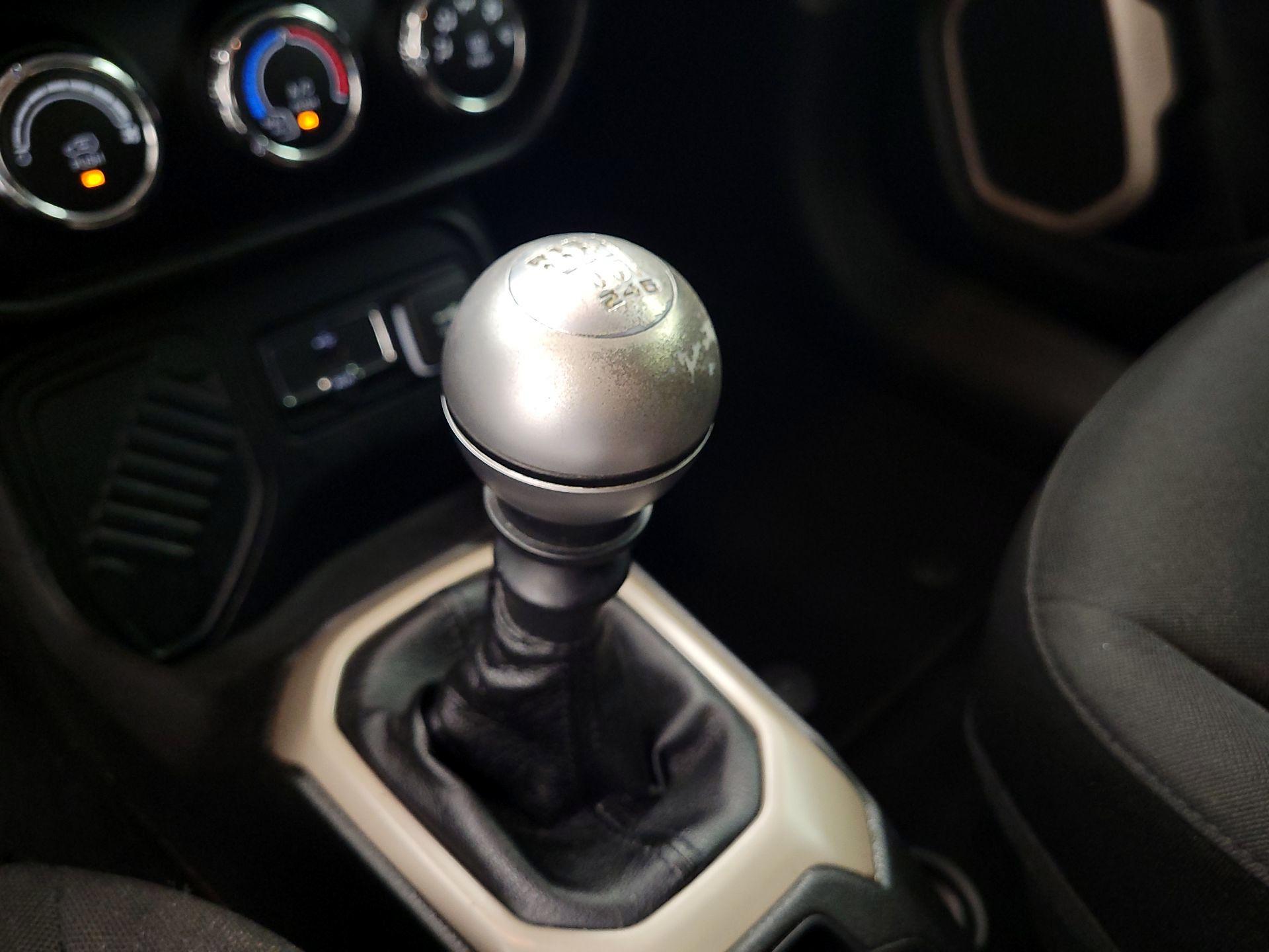 Thumbnail: 2015 Jeep Renegade - 15