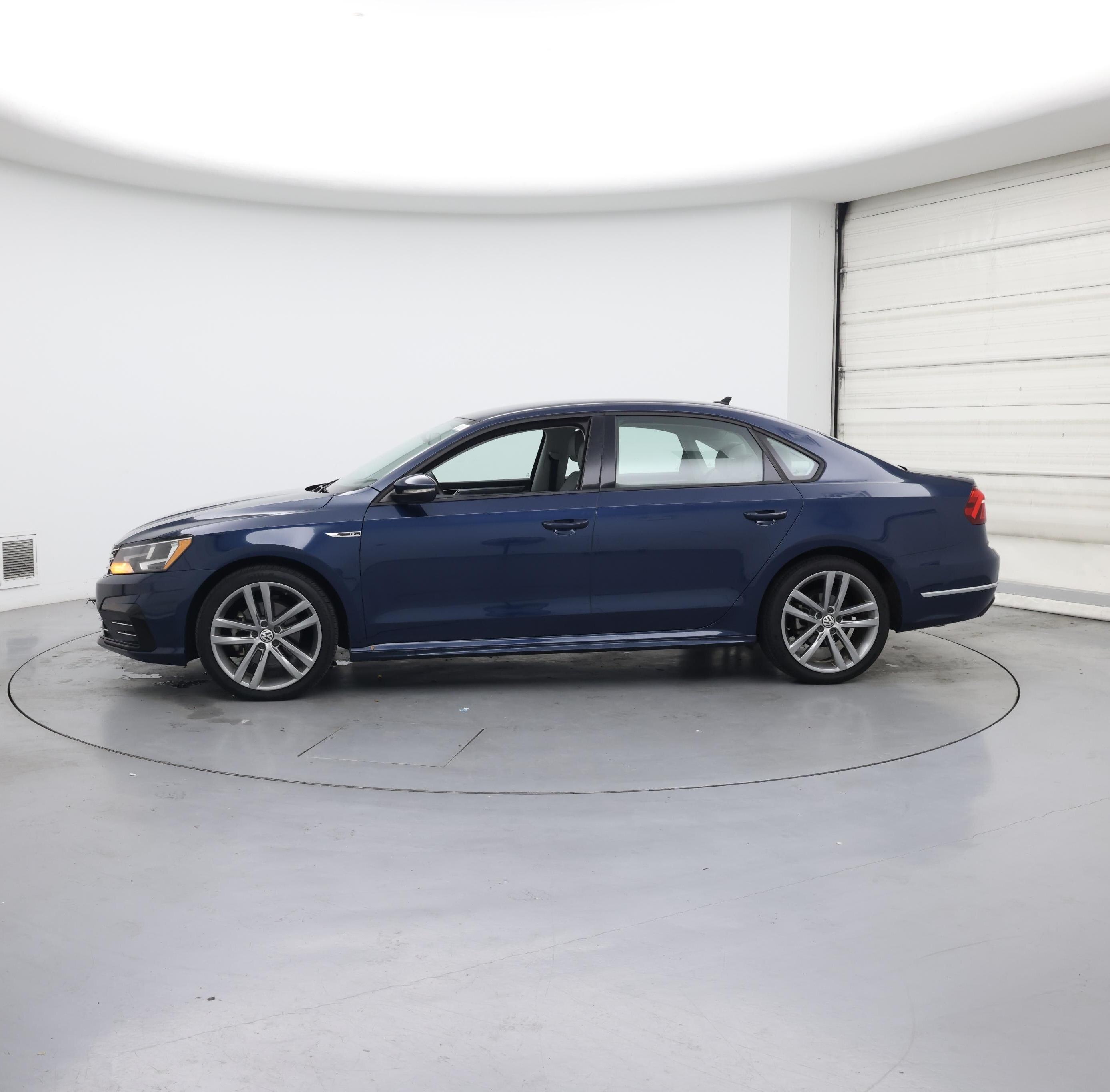 Thumbnail: 2018 Volkswagen Passat - 3