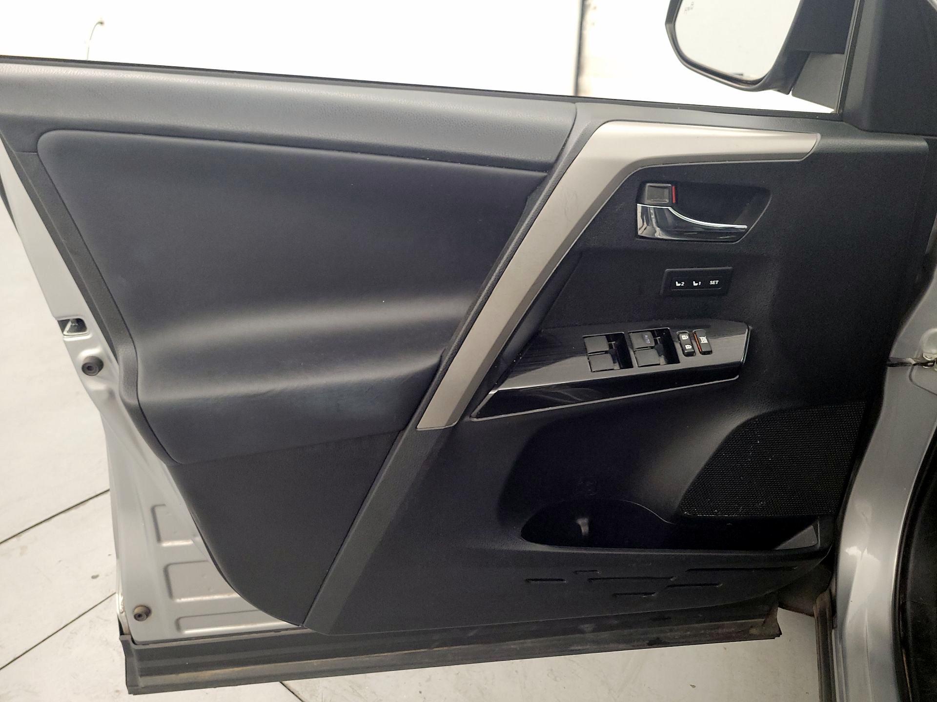 Thumbnail: 2016 Toyota RAV4 - 12