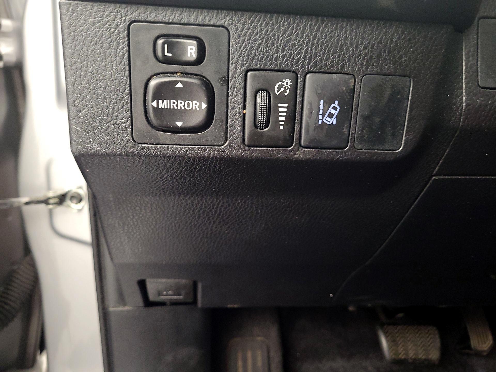 Thumbnail: 2016 Toyota RAV4 - 13